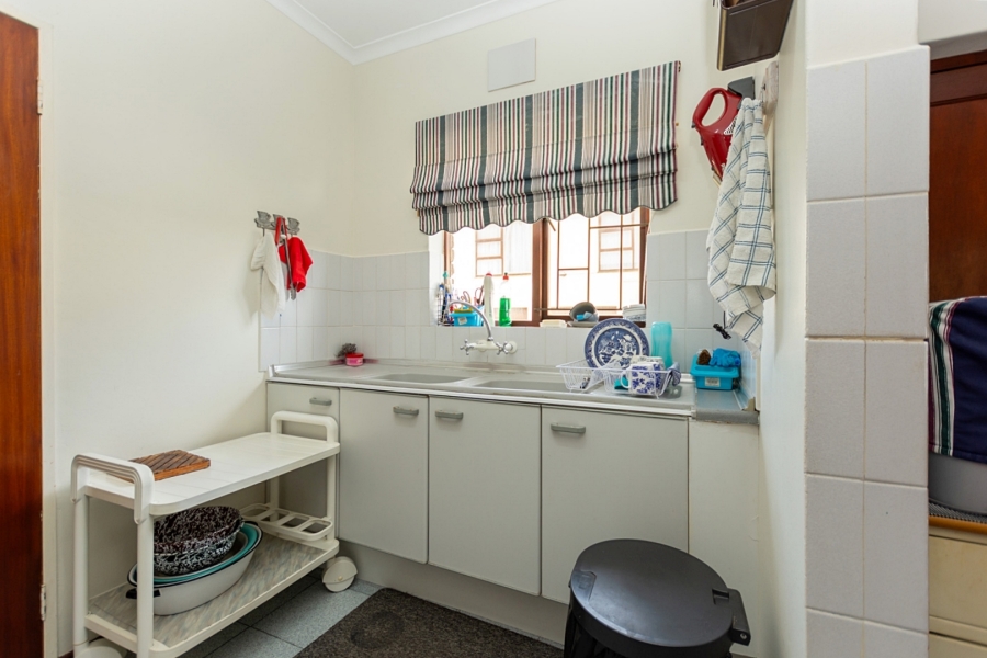 5 Bedroom Property for Sale in Middedorp Western Cape